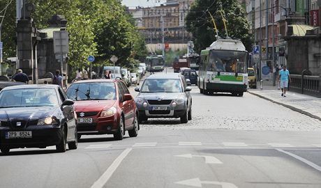 Na Wilsonv most budou smt od pondlí i motoristé. Na opravenou vozovku vjedou poprvé po deseti msících.