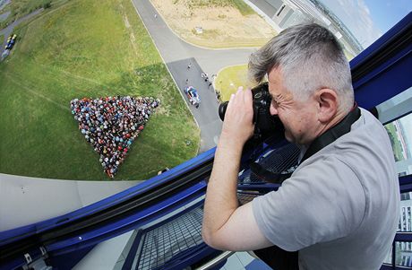 Miro volík vyfotografoval vechny úastníky Mezinárodní letní jazykové koly. Ti se tak rovnou nauili nco o principech skupinového portrétu.