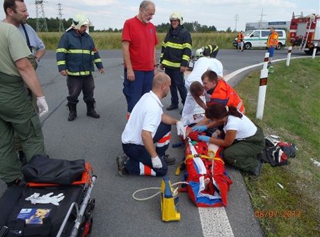 Motorká neml dobrý rozhled pro pedjídní a pi manévru narazil do odboujícího nákladního auta. Mladík se tce zranil a jeho stroj po nárazu zaal hoet.