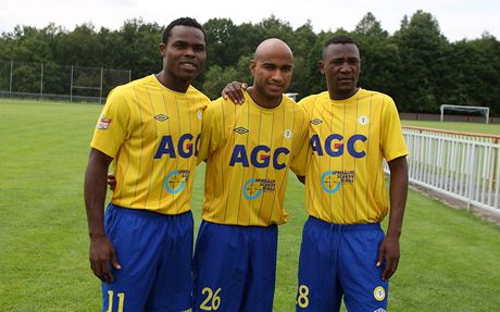 AFRIANÉ V DRESU TEPLIC (zleva): Eugene Salami, Nivaldo a Francis Litsingi.