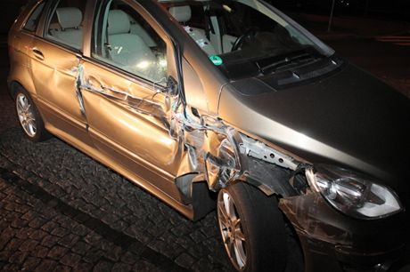 Následky nehody na vozidle znaky Mercedes, se kterým opilá idika narazila v