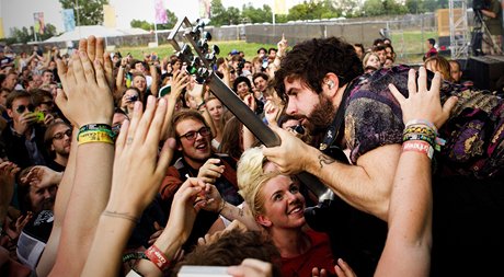 Kytarista a frontman kapely Foals Yannis Philippakis se kontaktu s publikem...