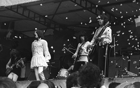 Rolling Stones v roce 1969 v Hyde Parku vypoutj bl motly na poest