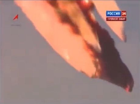 Rozpadajc se trosky rusk rakety Proton-M na zbrech rusk stanice Rossija 24