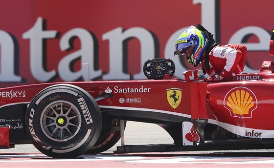 JDU VEN! Pilot formule 1 Felippe Massa opoutí své ferrari bhem Velké ceny