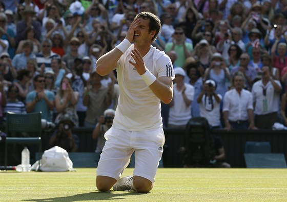 V EXTÁZI. Britský tenista Andy Murray vyhrál Wimbledon.