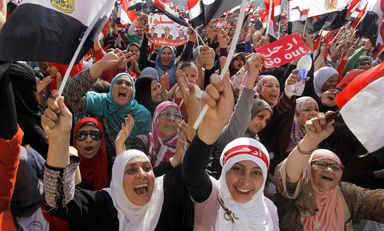 eny jsou bhem egyptských protest astým terem násilník (1. ervence 2013)