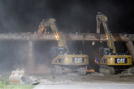 Minulý rok byla dálnice pes noc uzavena napíklad kvli demolici mostu u Nové Bítee.