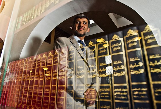 Muneeb Hassan Alrawi u knihovny v brněnské mešitě