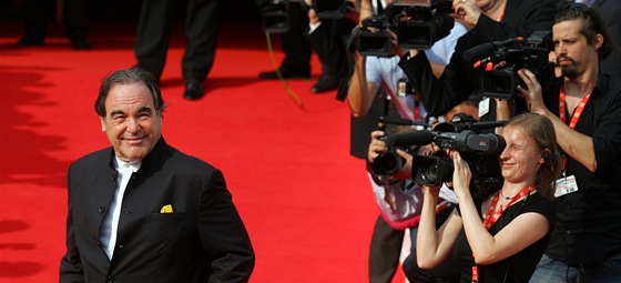 Oliver Stone se před lety prošel po červeném koberci během festivalu v Karlových Varech. Nyní bude hostem jihlavského festivalu dokumentárních filmů, byť jen díky online připojení.
