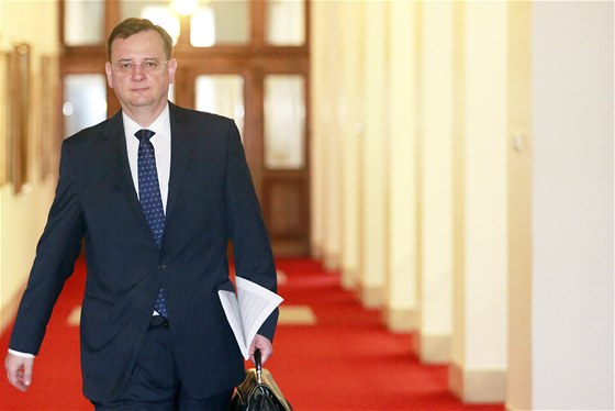 Premiér Petr Nečas přichází na poslední jednání vlády. (3. července 2013)