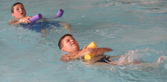 Děti se v klimkovických lázních zbavují nadváhy i pravidelným plaváním.