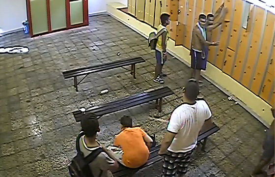 Fotografie z kamerového záznamu, který zachytil mladé zlodějíčky v šatně
