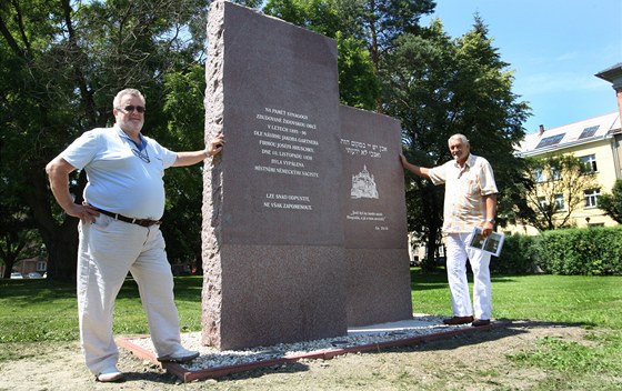 Židovský památník stojí v místě někdejší opavské synagogy. Zasadili se o něj Břetislav Tůma (vlevo) a Jaroslav Burda.