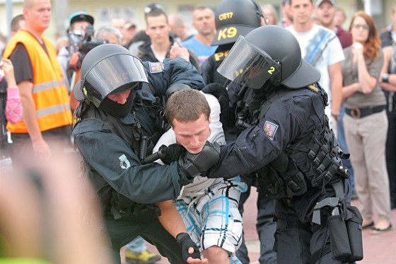 Policie během demonstrací zadržela přes dvě stě lidí.