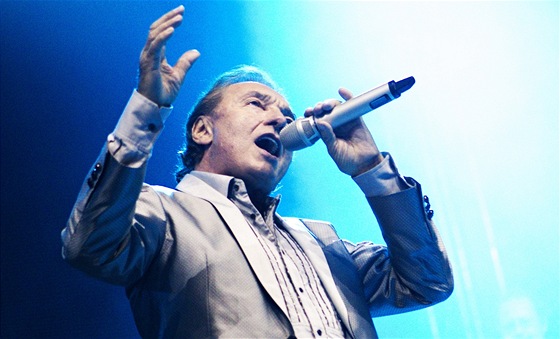 Karel Gott zpívá na festivalu Rock for People v Hradci Králové (4. července