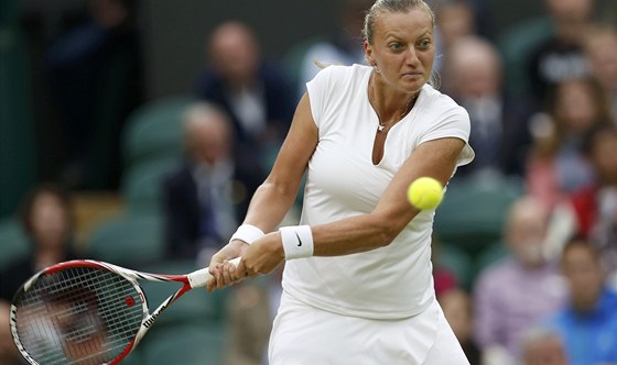 PÍPRAVA. Petra Kvitová ve tvrtfinále Wimbledonu proti Kirsten Flipkensové.