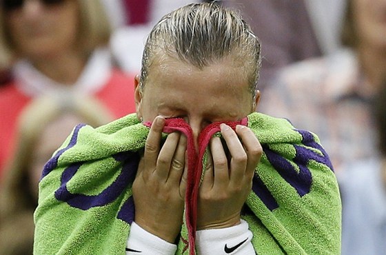 NEJDE TO. Petra Kvitová v prbhu tvrtfinále Wimbledonu proti Kirsten...