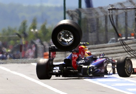 Letící pneumatika z vozu Red Bull Marka Webbera při Velké ceně Německa.