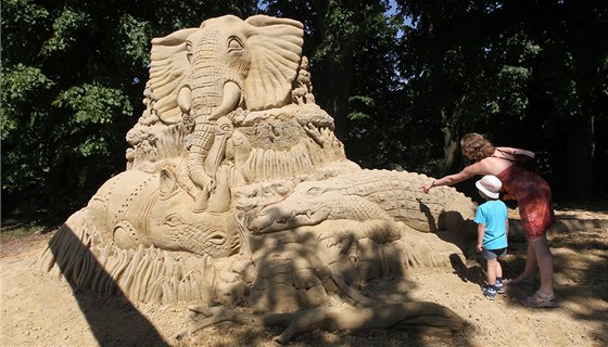 U hradu Bítov mohou turisté obdivovat netradiní pískové sochy. 