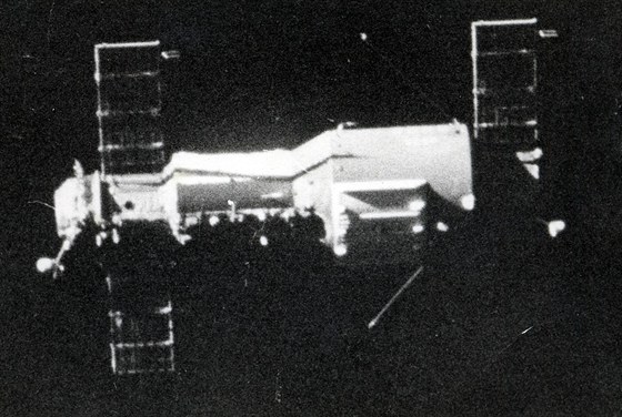 Stanice Saljut-1 vyfotografovaná z paluby kosmické lodi