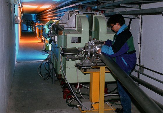 Instalace experimentu ISOLDE v roce 1992