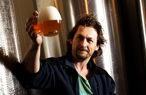 Libor Melich kontroluje ve svém pivovaru v Dolních Ředicích první výsledky své