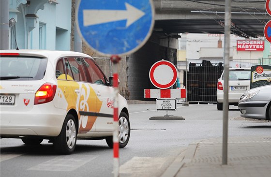 idie v Chrudimi navede na objízdnou trasu dopravní znaení. Ilustraní snímek