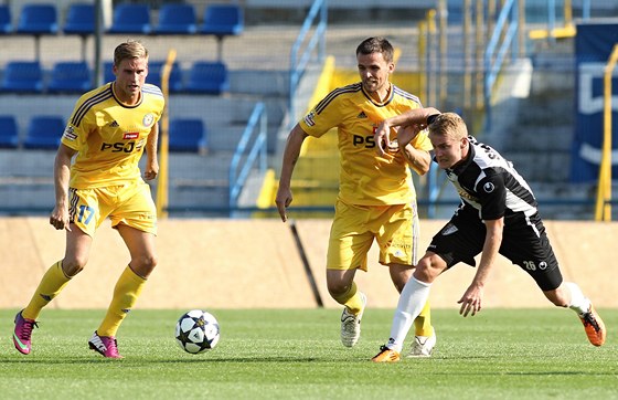 Jihlavtí fotbalisté (vlevo Petr Tlustý, uprosted Ondej ourek) pivítali v