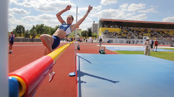 Nový atletický stadion si mohli v den otevení vyzkouet zkuení sportovci, ale i dti.