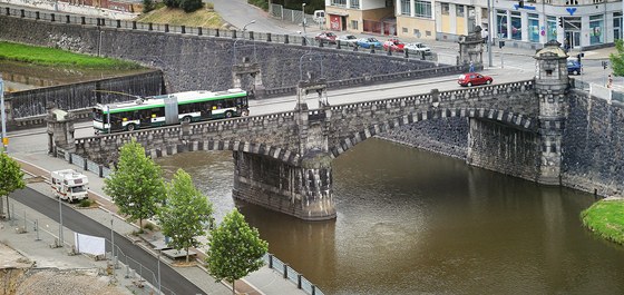 Stoletý Wilsonv most v centru Plzn eká oprava.