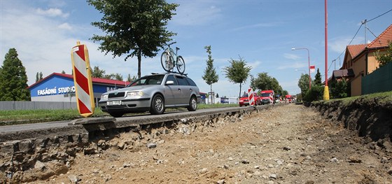 V uherskohradiských Maaticích silniái vymují i podloí pod cestou, u Starého Msta se chystají jen na povrch.