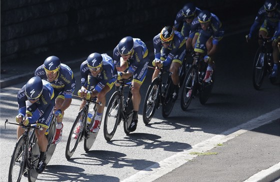 Cyklisté stáje Saxo-Tinkoff v asovce drustev na Tour de France.
