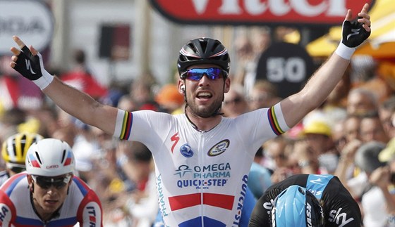 Britský cyklista Mark Cavendish projídí vítzn cílem 5. etapy Tour de France.