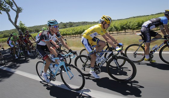 Daryl Impey (ve lutém) na Tour de France, archivní foto