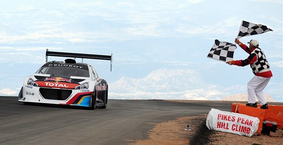 Francouzský pilot Sebastien Loeb rozdrtil se svým vozem Peugeot 208 T16