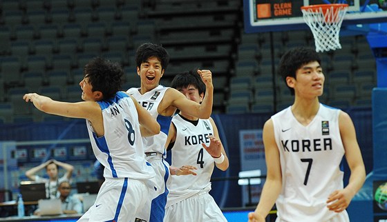 MÁME JE! Jihokorejtí basketbalisté slaví dleitý ko na cest k první výhe
