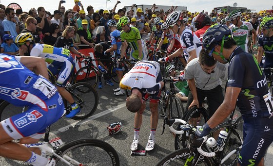 Belgický cyklista Jurgen van den Broeck pekonává bolest po pádu v páté etap