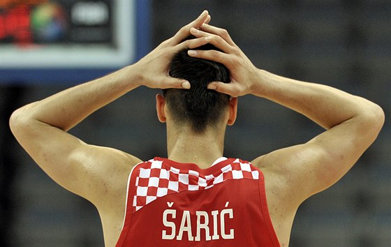 Chorvatský basketbalista Dario ari po nepovedené akci.