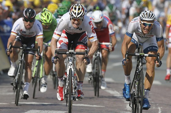 Marcel Kittel (vpravo) si jede pro triumf v desáté etap Tour de France.