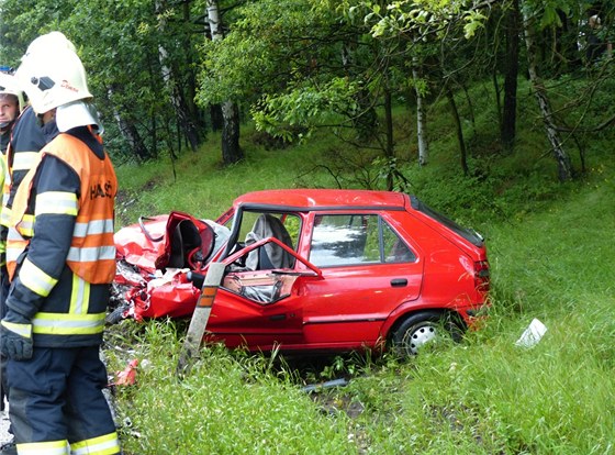 Při tragické nehodě v pátek odpoledne zemřel na okraji Nového Města na Moravě sedmapadesátiletý řidič Škody Felicia. Nezvládl zatáčku a čelně se střetl s nákladním autem. Ilustrační snímek