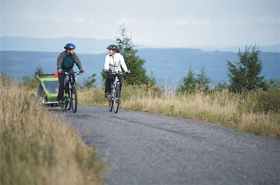 Cyklisté na hebenovce po Orlických horách.