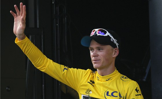 NOVÝ LÍDR. Christopher Froome mává fanouk, po vítzné osmé etap Tour de...