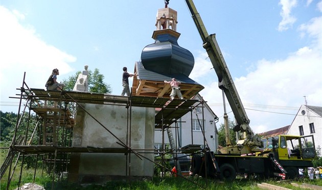 Kaple T�í otc� v Mikulá�ovicích by bez nové st�echy od �emeslník� z Nové Poustevny nep�e�ila zimu.