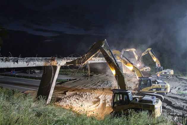 Demolice mostu pes dálnici D1 u Velké Bítee.