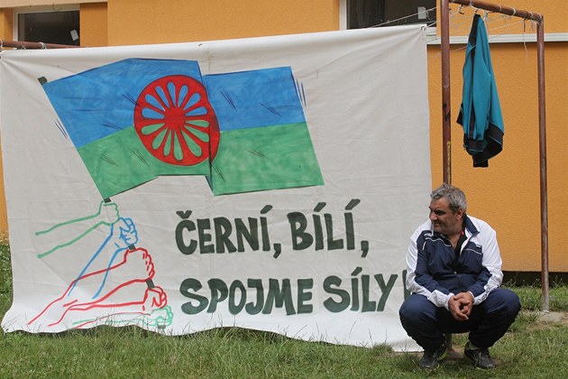 "Uka�te davu nabitému negativními emocemi na ob�tního beránka a za�ne se chovat pogromisticky. Romové jsou tradi�n� první na rán�," �íká Fedor Gál. Na snímku je Rom �ádající o rovnoprávnost v �eských Bud�jovicích.