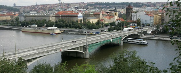 Štefánikův most a náplavku propojí nové schodiště za sedm milionů korun