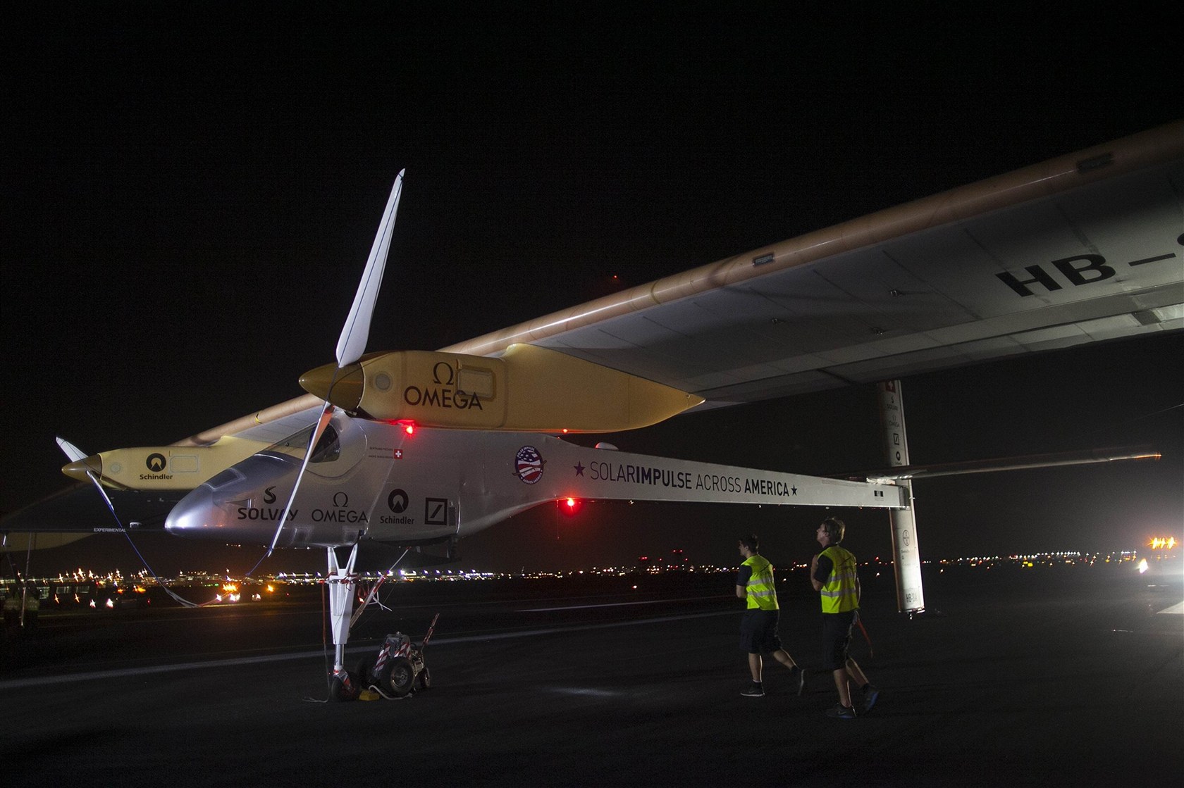Solární letoun Solar Impulse po p�istání na leti�ti v New Yorku.