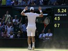 RUCE VZHRU! Britský tenista Andy Murray práv vyhrál domácí Wimbledonu.
