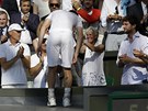 S MAMINKOU. Britský tenista Andy Murray se el po vítzství ve Wimbledonu o...